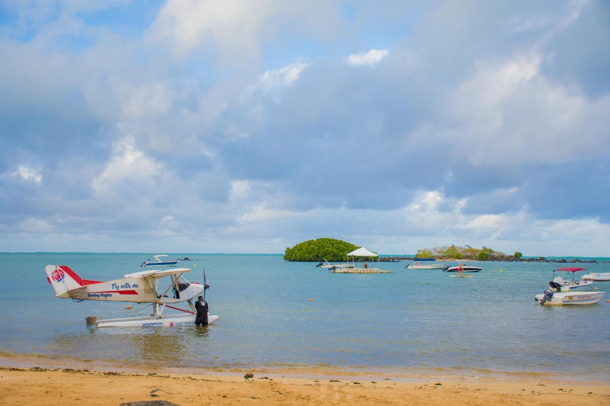 Azuri With Beach, Pools, Gym, Golf, Shops, Restaurants, Spa, Boat Activities, Tennis &paddle Court, Kids Corner * Roches Noires