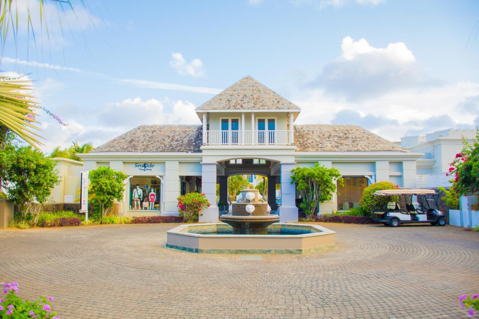 Apartment Azuri With Beach, Pools, Gym, Golf, Shops, Restaurants, Spa, Boat Activities, Tennis &paddle Court, Kids Corner Roches Noires