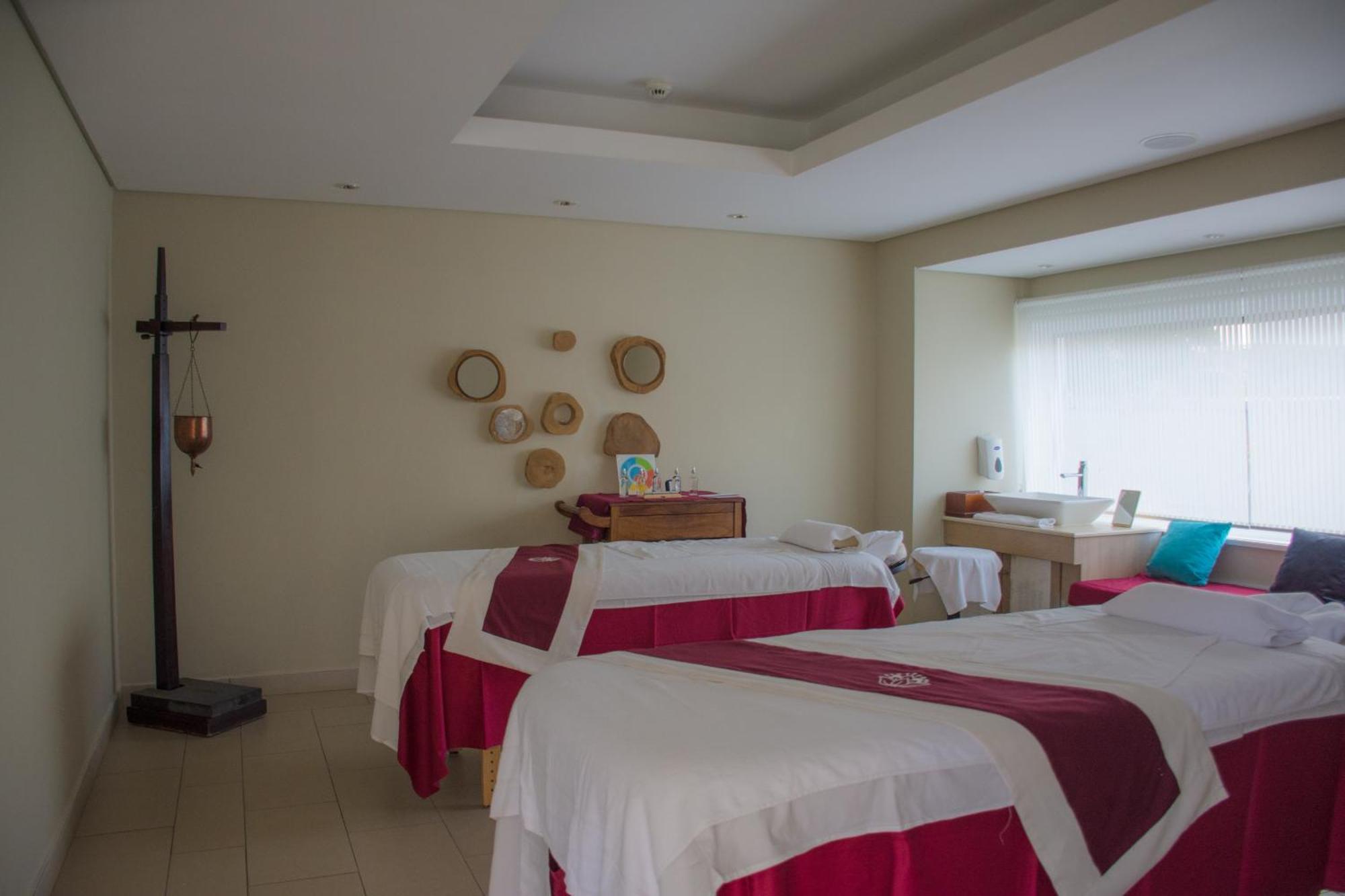 Azuri With Beach, Pools, Gym, Golf, Shops, Restaurants, Spa, Boat Activities, Tennis &paddle Court, Kids Corner * Roches Noires
