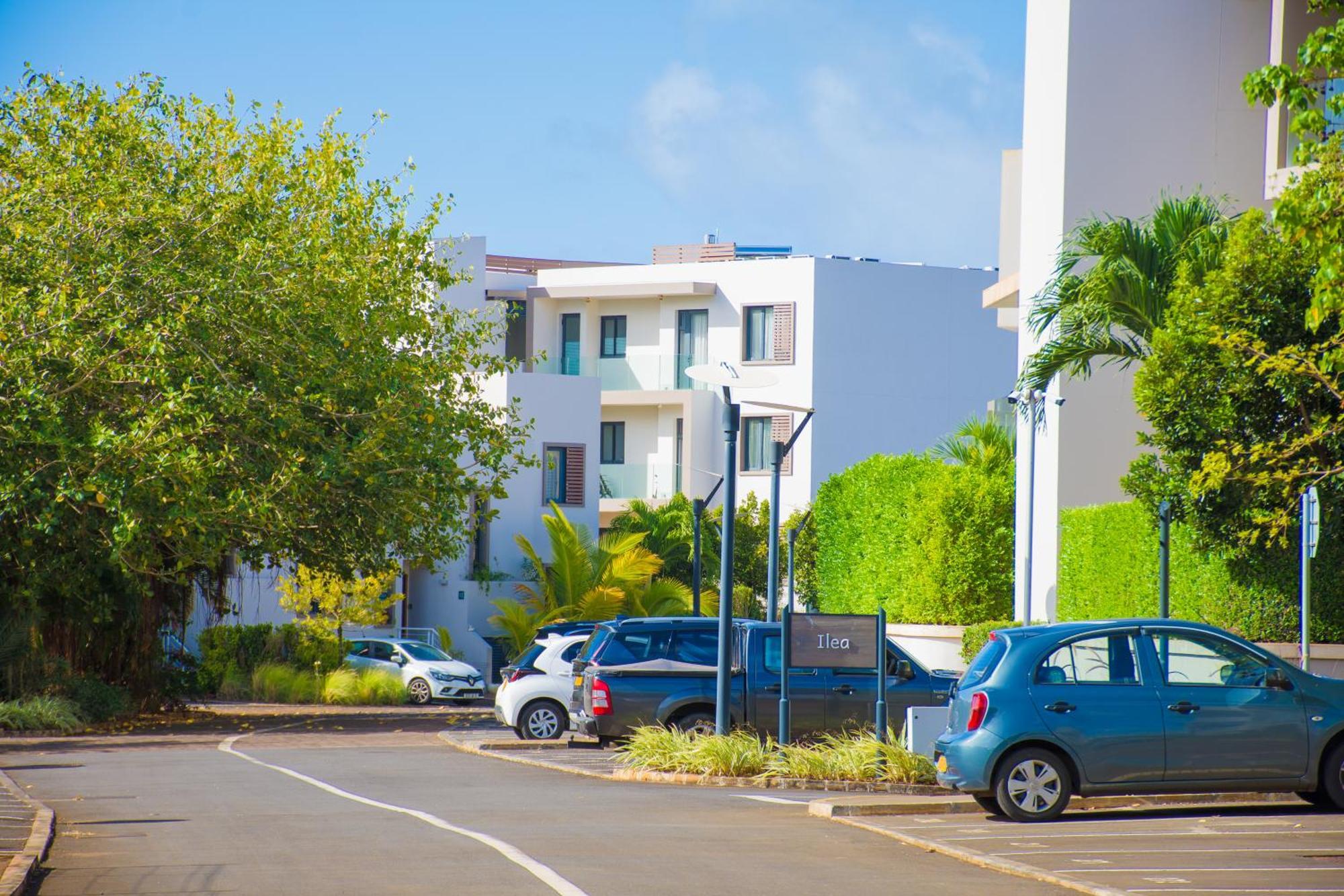 Azuri With Beach, Pools, Gym, Golf, Shops, Restaurants, Spa, Boat Activities, Tennis &paddle Court, Kids Corner Roches Noires