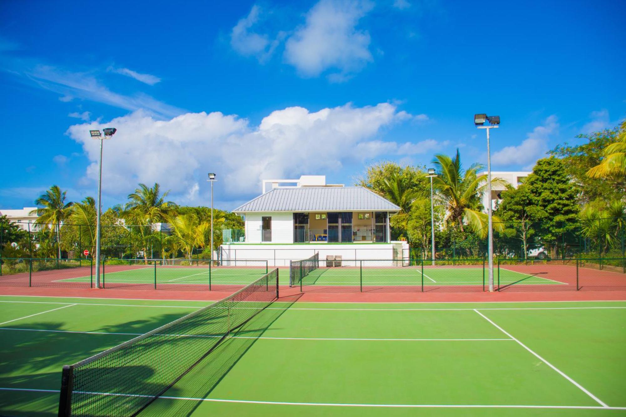 Apartment Azuri With Beach, Pools, Gym, Golf, Shops, Restaurants, Spa, Boat Activities, Tennis &paddle Court, Kids Corner Roches Noires