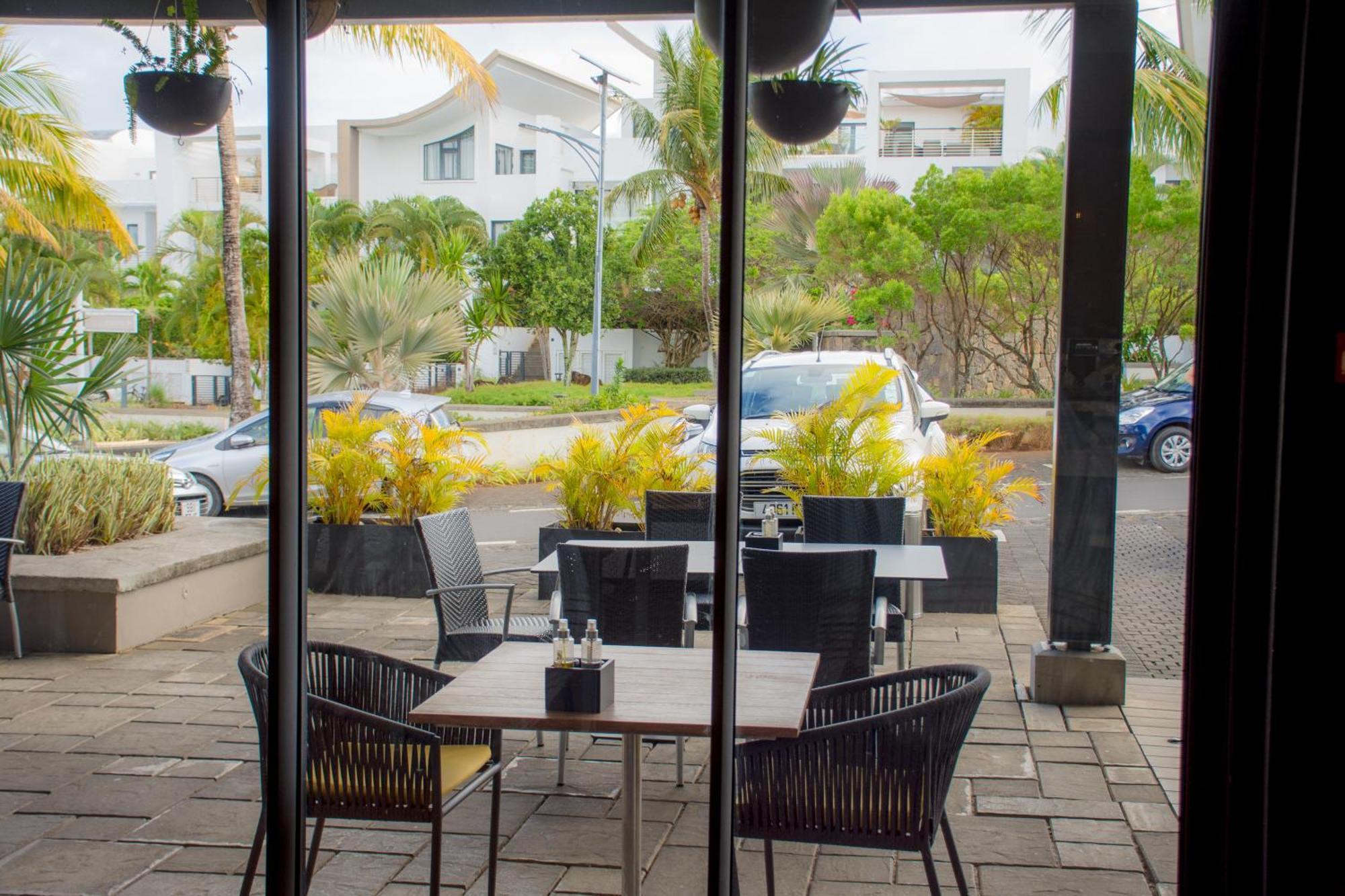 Azuri Apartment With Beach, Pools, Gym, Golf, Shops, Restaurants, Spa, Boat Activities, Tennis &Paddle Court, Kids Corner * Roches Noires