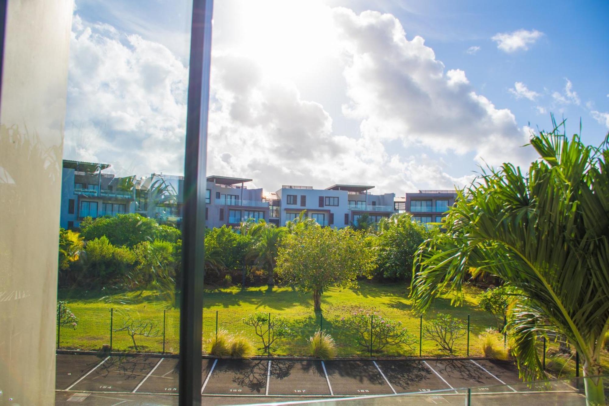 Azuri Apartment With Beach, Pools, Gym, Golf, Shops, Restaurants, Spa, Boat Activities, Tennis &Paddle Court, Kids Corner Apartment Roches Noires